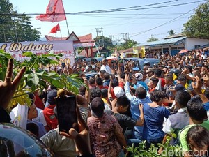 Usai Resmikan Terminal-Dermaga Pelabuhan Sibolga, Jokowi Temui Warga