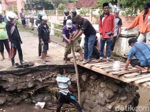 Banjir di Bima dan Dompu Putuskan Jembatan Antar-Desa