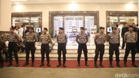 Polisi berjejer membentuk barisan pengamanan di lobi hotel.