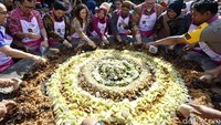 Begini keseruan Festival Rujak Ulek di Surabaya, Minggu (17/3/2019).