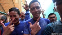 Sandi dan AHY kompak berpose dua jari di depan kamera.