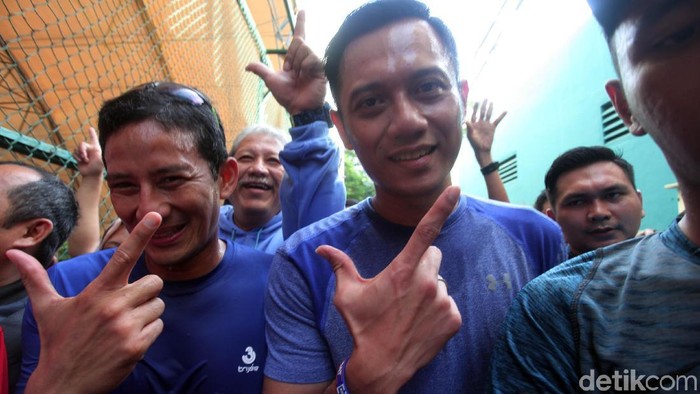 Cawapres Sandiaga Uno bersama Agus Harimurti Yudhoyono sempat bermain basket bersama. Seperti apa keseruan mereka?
