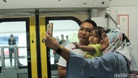 Ada yang asyik berswafoto di dalam gerbong.