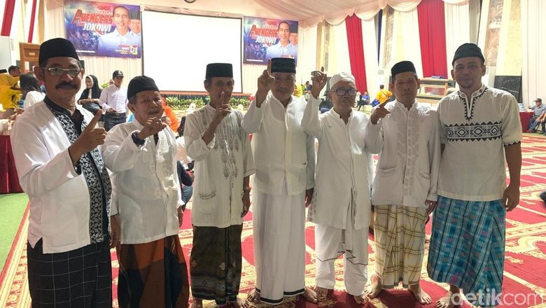 Nobar Debat Cawapres, Relawan Paslon 01 Gunakan Gamis dan Sarung Nobar Debat Cawapres, Relawan Paslon 01 Gunakan Gamis dan Sarung