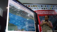 Sutopo didiagnosis sekitar awal Desember 2017. Di tengah perjuangannya melawan kanker, Sutopo masih terus bertugas mengawal kejadian bencana di Indonesia. Dia pun sehari-hari masih bisa ditemui menyampaikan keterangan pers soal bencana kepada awak media.  (Foto: Zakia-detikcom)