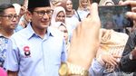 Pelukan Ibunda untuk Sandi Jelang Debat Cawapres