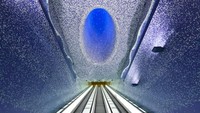 Stasiun Toledo, Italia, memiliki desain berupa proyeksi panel cahaya yang membuat para pengunjung merasa berjalan di planet eksotis. Istimewa/interestingengineering.com.