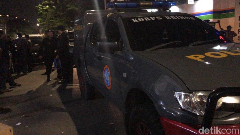Tim Gegana Cek Tas Mencurigakan di Rumah Aspirasi Jokowi Tim Gegana Cek Tas Mencurigakan di Rumah Aspirasi Jokowi