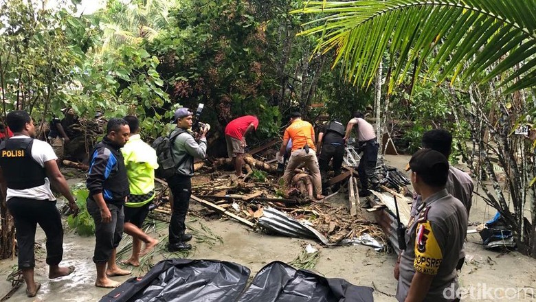 Polisi Evakuasi Jasad Korban Banjir Bandang Sentani di Muara Kali Yahim Polisi Evakuasi Jasad Korban Banjir Bandang Sentani di Muara Kali Yahim