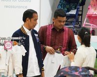 Kunjungi Medan, Jokowi Beli Sekilo Ikan Teri dan Nikmati Durian Legit