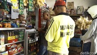 Agen BRILink merupakan perluasan layanan BRI di daerah perbatasan maupun kepulauan. Kornelis Dagut juga menjadi agen BRILink di labuan Bajo sejak empat tahun lalu.