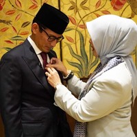 Momen saat dirinya memakaikan dasi Sandiaga Uno pun jadi perhatian sebelum acara debat Cawapres. Keduanya dikenal sebagai pasangan yang romantis karena tak segan memperlihatkan kedekatan di hadapan umum. Foto: Twitter Sandiaga Uno