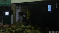 Sisanya menonton debat sambil menunggu pembeli.