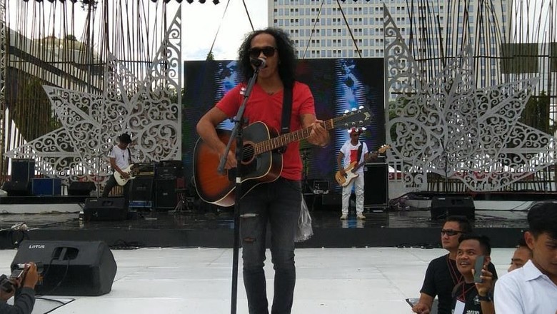 Foto: Penampilan Slank di Apel Kebangsaan Semarang (Angiing/detikcom) Foto: Penampilan Slank di Apel Kebangsaan Semarang (Angiing/detikcom)