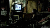 Sambil menunggu pelanggannya, para pedagang ini nampak antusias menyaksikan jalannya debat Cawapres.