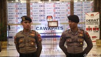 Sebelum debat dimulai, personel gabungan TNI-Polri juga menyisir kawasan Hotel Sultan.