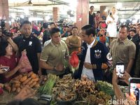 Kunjungi Medan, Jokowi Beli Sekilo Ikan Teri dan Nikmati Durian Legit