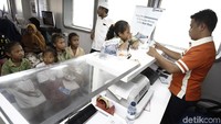 Kehadiran Bank apung Teras BRI Bahtera Seva II itu mempermudah masyarakat untuk menabung yang sebelumnya harus pergi dulu ke Labuan Bajo yang berjarak sekitar 4 jam dari Pulau Komodo.