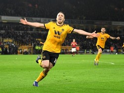 Jota merayakan golnya dengan merentangkan tangannya ke arah tribun penonton di Stadion Molineux. (Foto: Michael Regan/Getty Images)