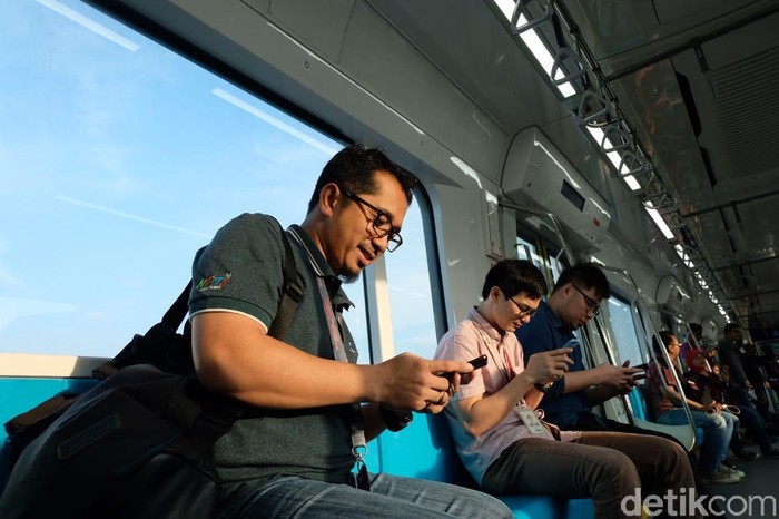 Akses internet di MRT Jakarta. Foto: Agus Tri Haryanto/inet Akses internet di MRT Jakarta. Foto: Agus Tri Haryanto/inet