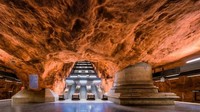 Stasiun Rådhuset, Swedia, memiliki desain unik bagaikan dalam gua, sang desainer memadukan cat merah tua yang dipasangkan dengan batuan dasar yang terbuka. Istimewa/interestingengineering.com.