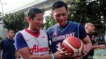 Begini Gaya Sandi dan AHY Main Basket