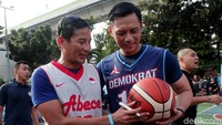 Pantauan detikcom di lokasi, Sandi dan AHY tiba di Lapangan Tennis Bulungan, Jalan Hang Tuah, Kebayoran Baru, Jakarta Selatan, Minggu (17/3/2019) pukul 07.33 WIB. Sandi maupun AHY kompak mengenakan kaos berwarna biru.