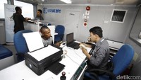Ruangan yang terbatas tidak mengurangi petugas bank melayani dengan ramah para nasabah yang hadir di sana.