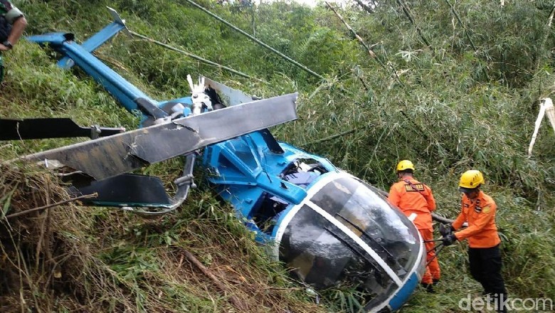Petani Relakan Sawah Rusak Demi Evakuasi Helikopter Jatuh Petani Relakan Sawah Rusak Demi Evakuasi Helikopter Jatuh
