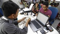 Salah seorang petugas BRI menghitung uang dolar dari seorang nasabah yang merupakan penjual souvenir di Pulau Komodo.