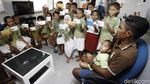 Pelajar SD di Pulau Komodo Antusias Menabung di Bank Apung BRI