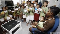 Tabungan mereka tergolong cukup banyak loh. Pasalnya, usai pulang sekolah mereka langsung ikut berjualan souvenir di Pulau Komodo.