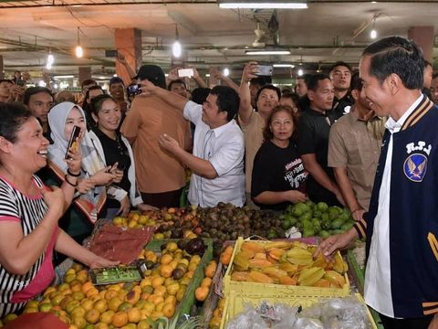 Kunjungi Medan, Jokowi Beli Sekilo Ikan Teri dan Nikmati Durian Legit