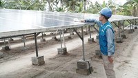 Melalui pola operasi “full auto” sistem akan menyajikan aliran daya yang optimum dari sumber daya yang ada, sehingga pembangkit akan secara otomatis mengontrol operasi genset yang juga tersambung dengan panel surya. Genset akan beroperasi hanya apabila kondisi kapasitas baterai sudah rendah dan atau beban melebihi batas nilai yang ditetapkan inverter. Dok. PLN Babel.