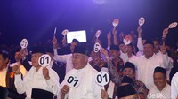 Para pendukung paslon 01 juga tampil kompak mengenakan busana serba putih.