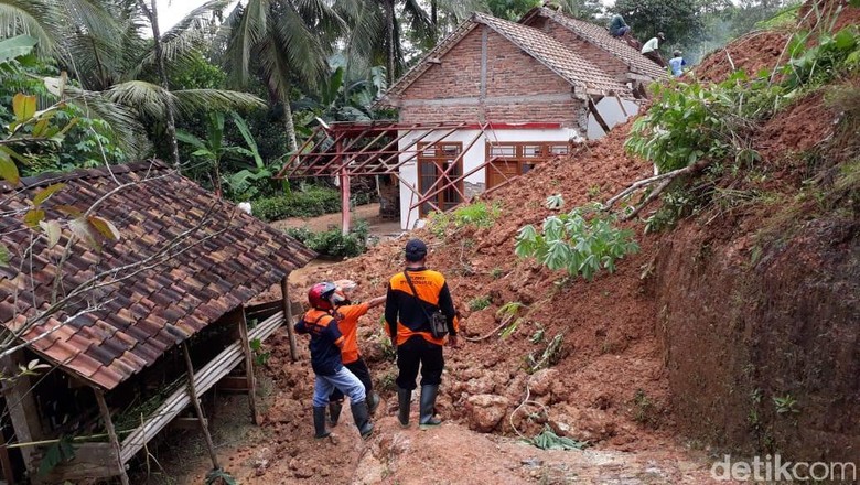 Longsor di Trenggalek, Dua Rumah Rusak dan Akses Jalan Terputus Longsor di Trenggalek, Dua Rumah Rusak dan Akses Jalan Terputus
