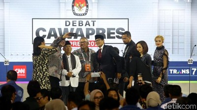 Maruf Amin dan Sandi Tutup Debat Sambil Swafoto