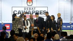 Maruf Amin dan Sandi Tutup Debat Sambil Swafoto
