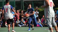 Begini gaya AHY saat bermain basket.