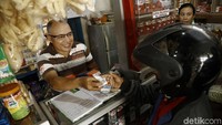 Kornelis mengatakan, tugas tidak hanya melayani nasabah BRI, nasabah bank lain juga bisa melakukan simpan, dan transfer untuk keluarga yang jauh atau untuk anak-anak mereka yang tengah kuliah.