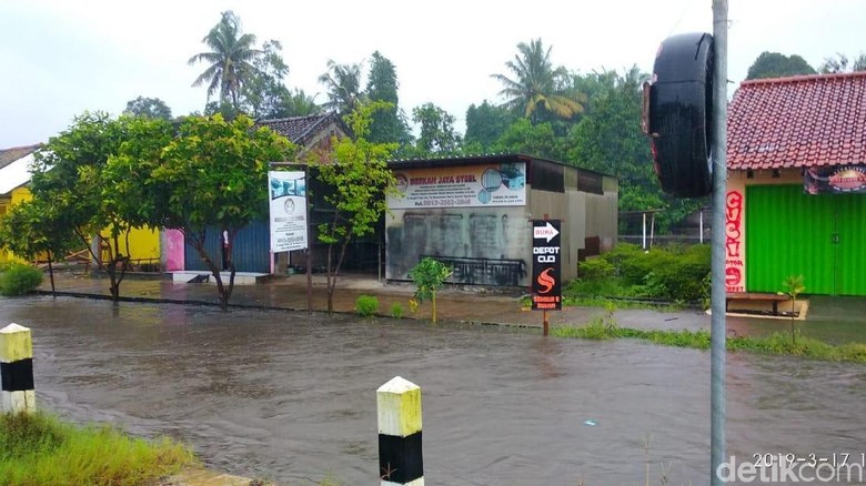 Hujan Deras, Air Sungai di Bantul Meluap Hujan Deras, Air Sungai di Bantul Meluap