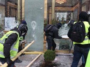 Rusuh! Massa Rompi Kuning Menjarah dan Membakar Toko Mewah Paris