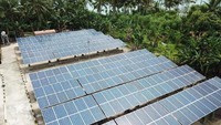 Apabila energi dari sinar matahari lebih besar dari  beban pelanggan, maka kelebihan energinya akan digunakan untuk mengisi baterai. Sebaliknya, apabila energi dari sinar matahari tidak cukup, akibat cuaca mendung atau menjelang malam hari, maka kekurangan energi tersebut akan disuplai dari baterai. Dok. PLN Babel.