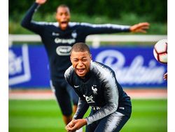 Meme Menyengat MU Disingkirkan Wolves, Mourinho pun Tertawa