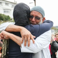 Jacinda juga terlihat menghibur keluarga korban dengan memberikan pelukan. Ia meminta rakyat Selandia Baru tak terprovokasi oleh aksi teror tersebut dan tetap bersatu dalam perbedaan. Banyak dari korban adalah imigran atau bahkan pengungsi. Mereka memilih Selandia Baru sebagai rumah. Ini memang rumah mereka. Mereka adalah bagian dari kita. Tapi tidak untuk orang yang telah melakukan tindakan keji ini. Mereka tidak punya tempat di sini, tegas Jacinda. (Foto: Getty Images)