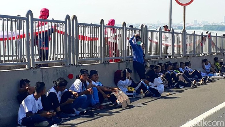 Di Balik Meriahnya MRSF Suramadu, Ada Pelajar Kepanasan Lalu Pingsan Di Balik Meriahnya MRSF Suramadu, Ada Pelajar Kepanasan Lalu Pingsan