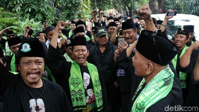 Massa FBR Sambangi Kediaman Maruf Amin