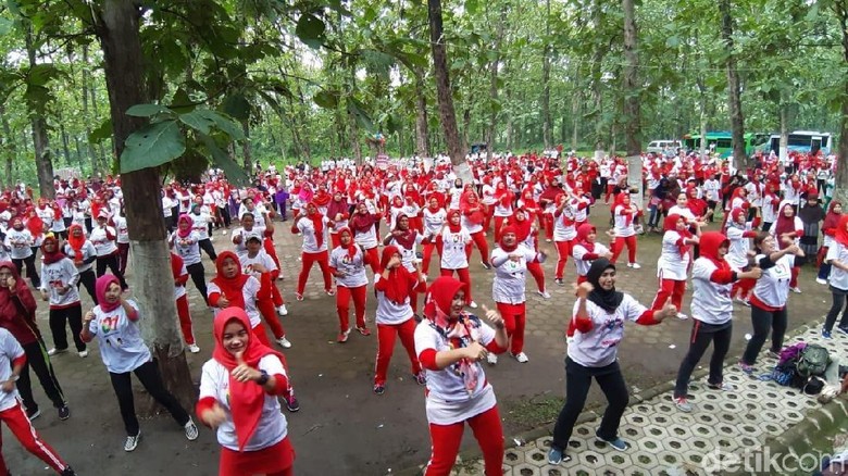 Tim Pemenangan Jokowi Ajak Warga Goyang Jempol di Hutan Keramat Tim Pemenangan Jokowi Ajak Warga Goyang Jempol di Hutan Keramat
