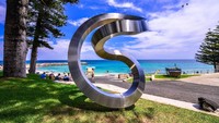 Yang paling populer di bulan Maret adalah Sculpture by The Sea - Cottesloe. Ini acara gratis terbesar di Perth yang mengubah Cottesloe Beach menjadi taman 70 patung dari para seniman di seluruh Australia dan dunia (Clyde Yee/Sculpture By The Sea)  
