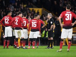 Di menit ke-80, Lindelof sempat dikartu merah wasit Martin Atkinson karena menekel Jota. Pemain MU langsung mengerubungi sang wasit memprotes keputusannya. (Foto: Michael Regan/Getty Images)
